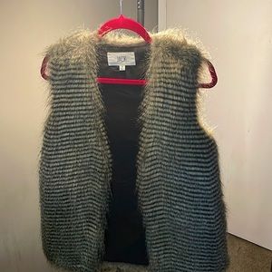 Faux fur vest sz small. Gently worn, maybe twice. Smoke-free, pet-free home.